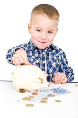 Kind mit Sparschwein